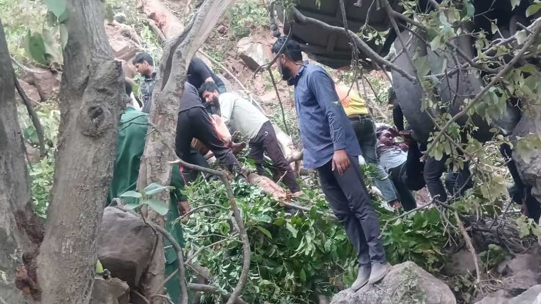 जम्मू-कश्मीर में आतंकी हमले के बाद खाई में गिरी बस, 10 लोगों की मौत